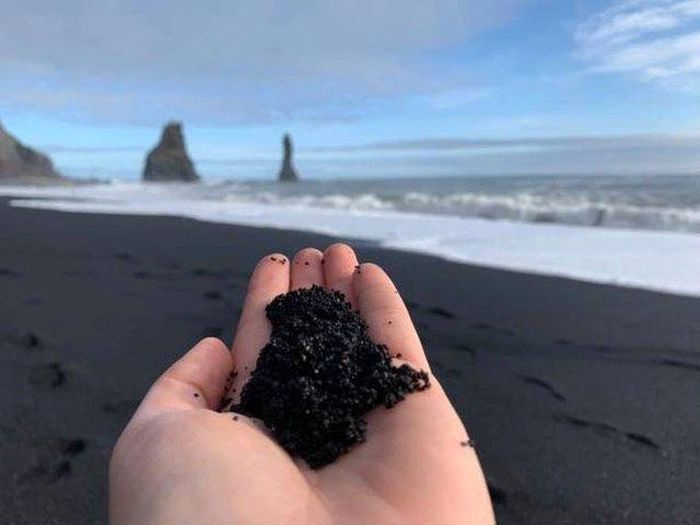 Bãi biển cát đen độc đáo nổi tiếng nhất thế giới, không ai được phép tắm - 4