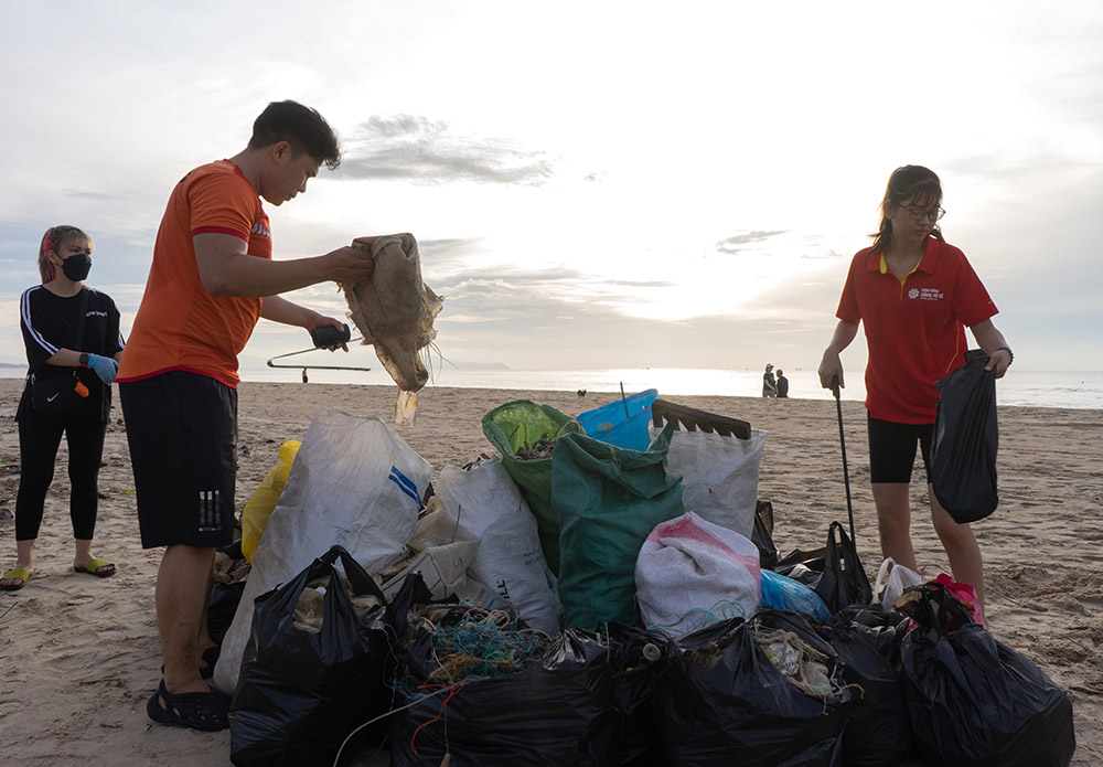 Vũng Tàu: Tự nguyện thu gom rác để làm sạch bờ biển - 1
