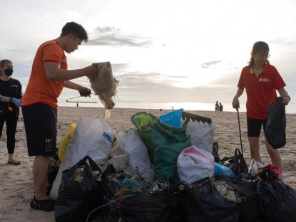 Chuyển động - Vũng Tàu: Tự nguyện thu gom rác để làm sạch bờ biển