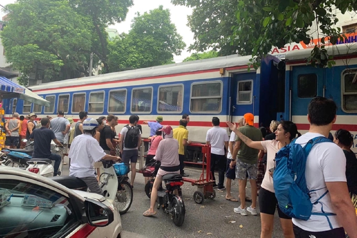 Du khách nước ngoài bị tai nạn vì cố chen vào chụp ảnh ở phố cà phê đường tàu - 1