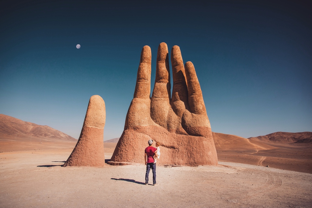 Tác phẩm điêu khắc nằm giữa sa mạc