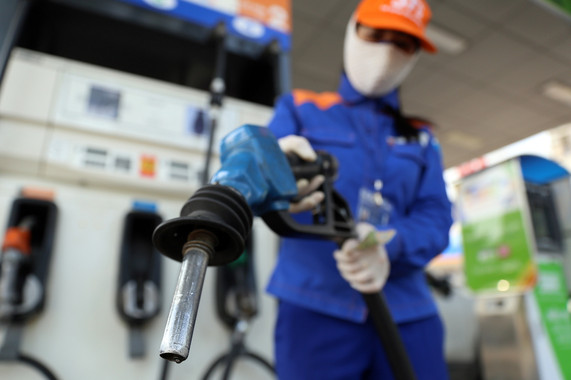 Sắp tới giá xăng dầu có thể tiếp tục giảm mạnh - 1