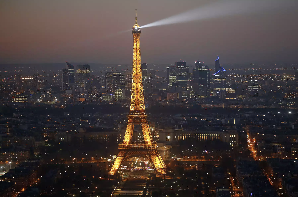 Vì sao bạn nên tham quan tháp Eiffel trước 12h đêm? - 1