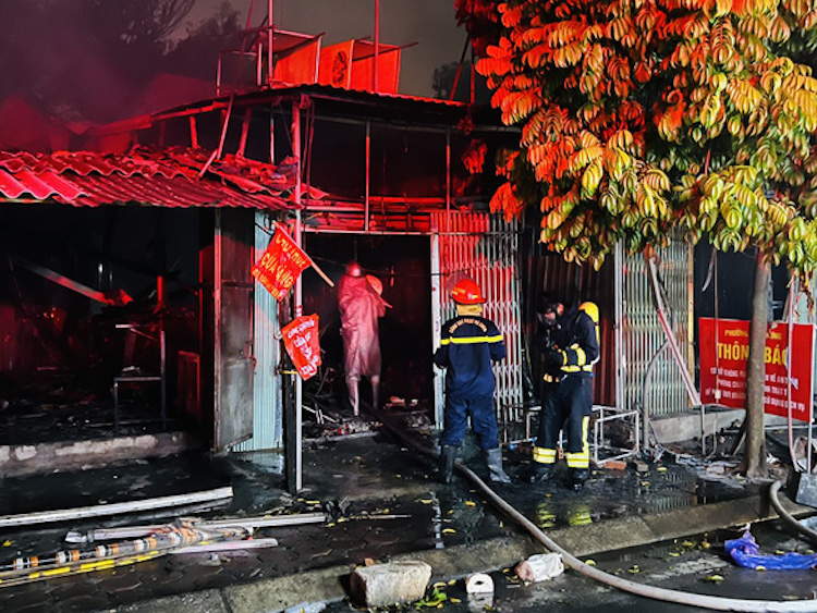 Cháy lớn, 4 căn nhà tạm ở quận Hoàng Mai, Hà Nội bị thiêu rụi - 1
