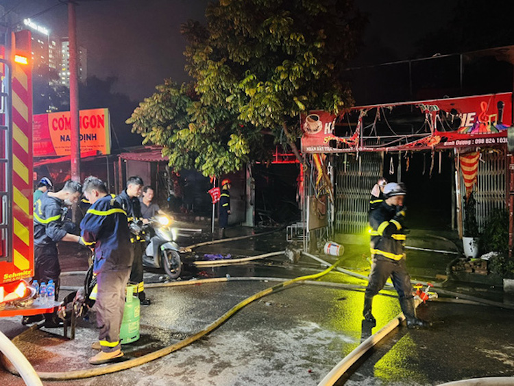 Cháy lớn, 4 căn nhà tạm ở quận Hoàng Mai, Hà Nội bị thiêu rụi - 3