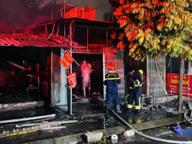  - Cháy lớn, 4 căn nhà tạm ở quận Hoàng Mai, Hà Nội bị thiêu rụi