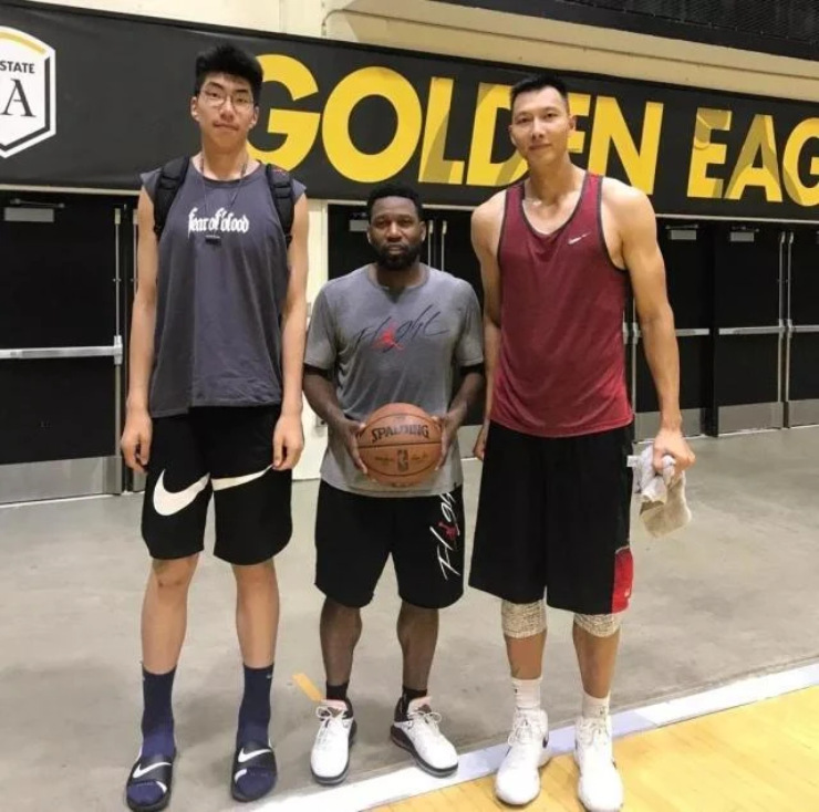 "Hổ phụ sinh hổ tử" thể thao: Cha chưa đầy 2m, con cao "chọc trời" - 2