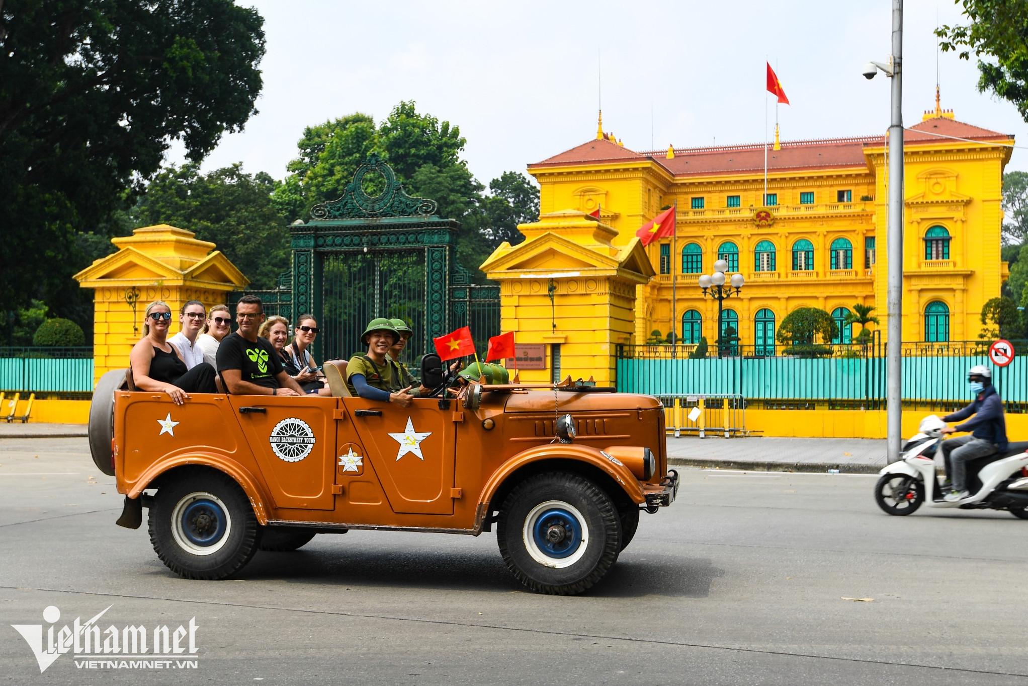 Nhà hàng, phố xá ở Hà Nội và TPHCM tràn ngập du khách quốc tế sau đại dịch - 5