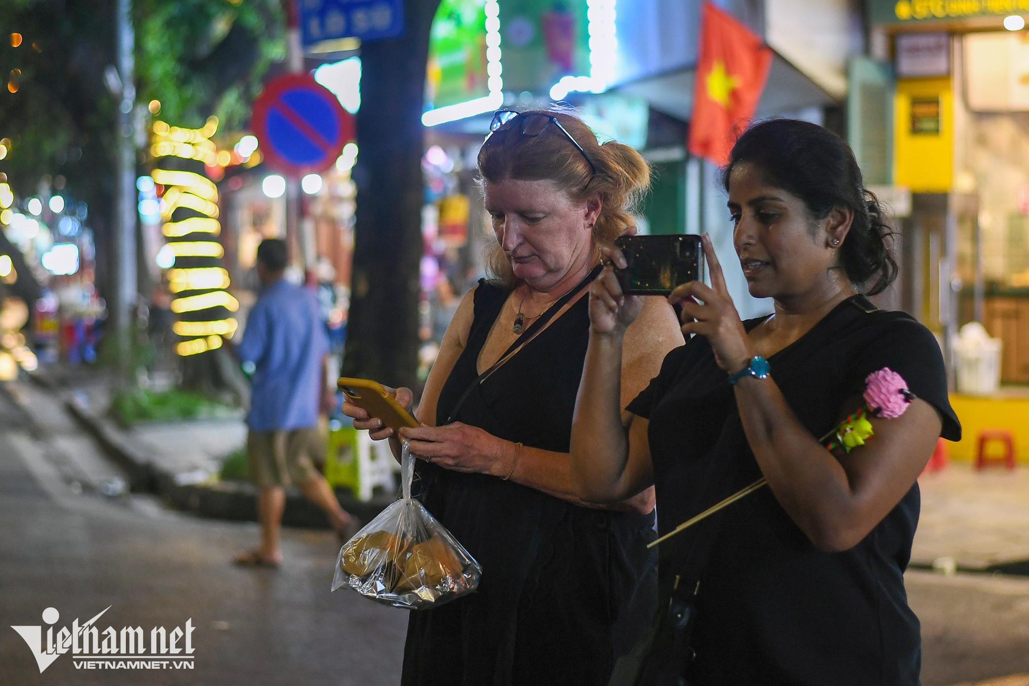 Nhà hàng, phố xá ở Hà Nội và TPHCM tràn ngập du khách quốc tế sau đại dịch - 6