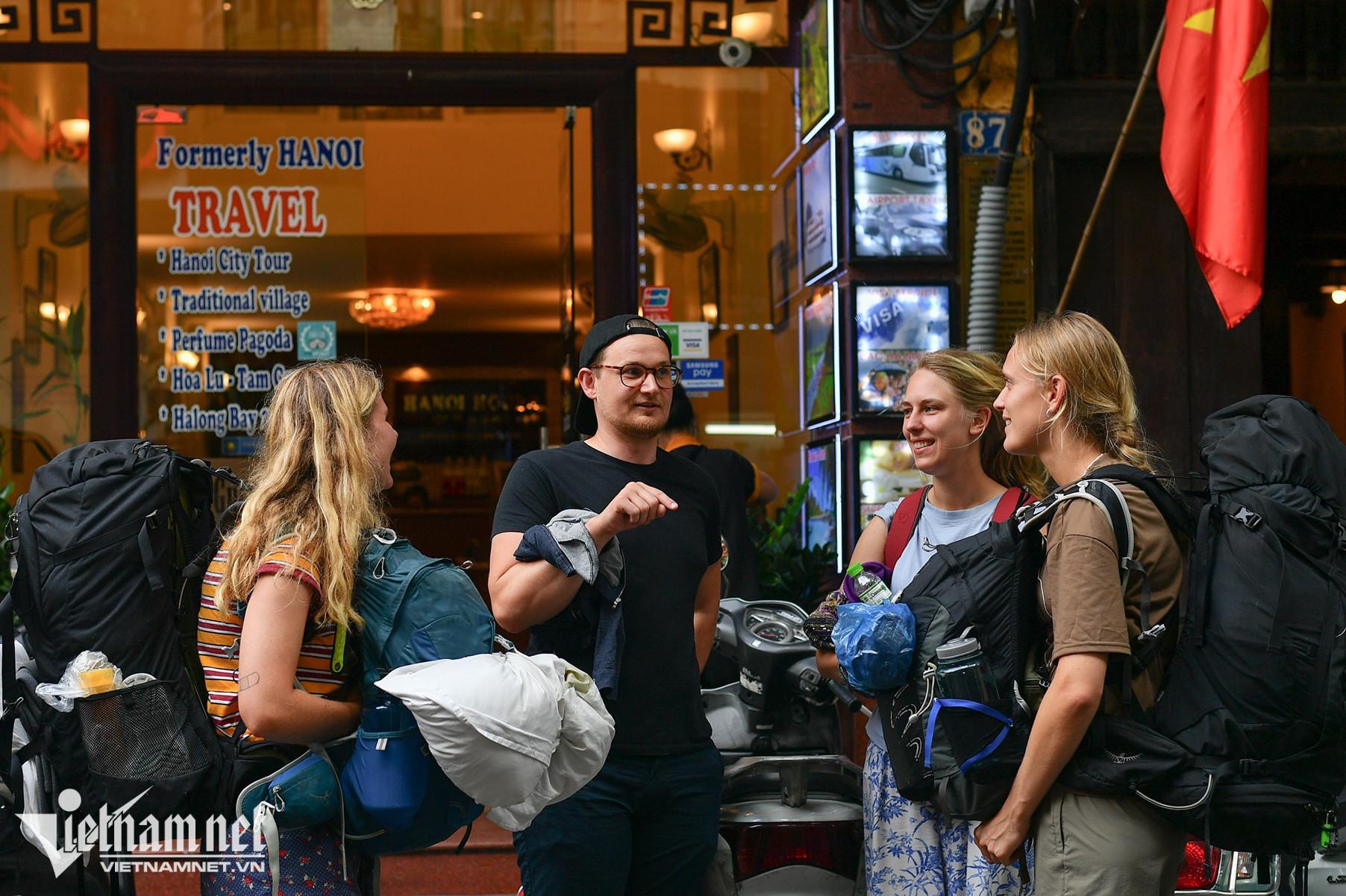 Nhà hàng, phố xá ở Hà Nội và TPHCM tràn ngập du khách quốc tế sau đại dịch - 2