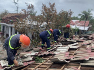 Hàng trăm nhà dân ở Thừa Thiên Huế bị tốc mái do bão số 4