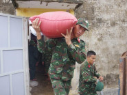 Hàng nghìn cán bộ, chiến sĩ lực lượng vũ trang giúp người dân khắc phục hậu quả của cơn bão số 4