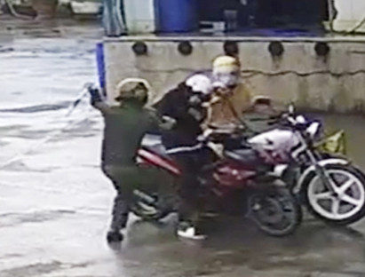 Chuyển động - 3 cảnh sát đánh 2 học sinh ở Sóc Trăng