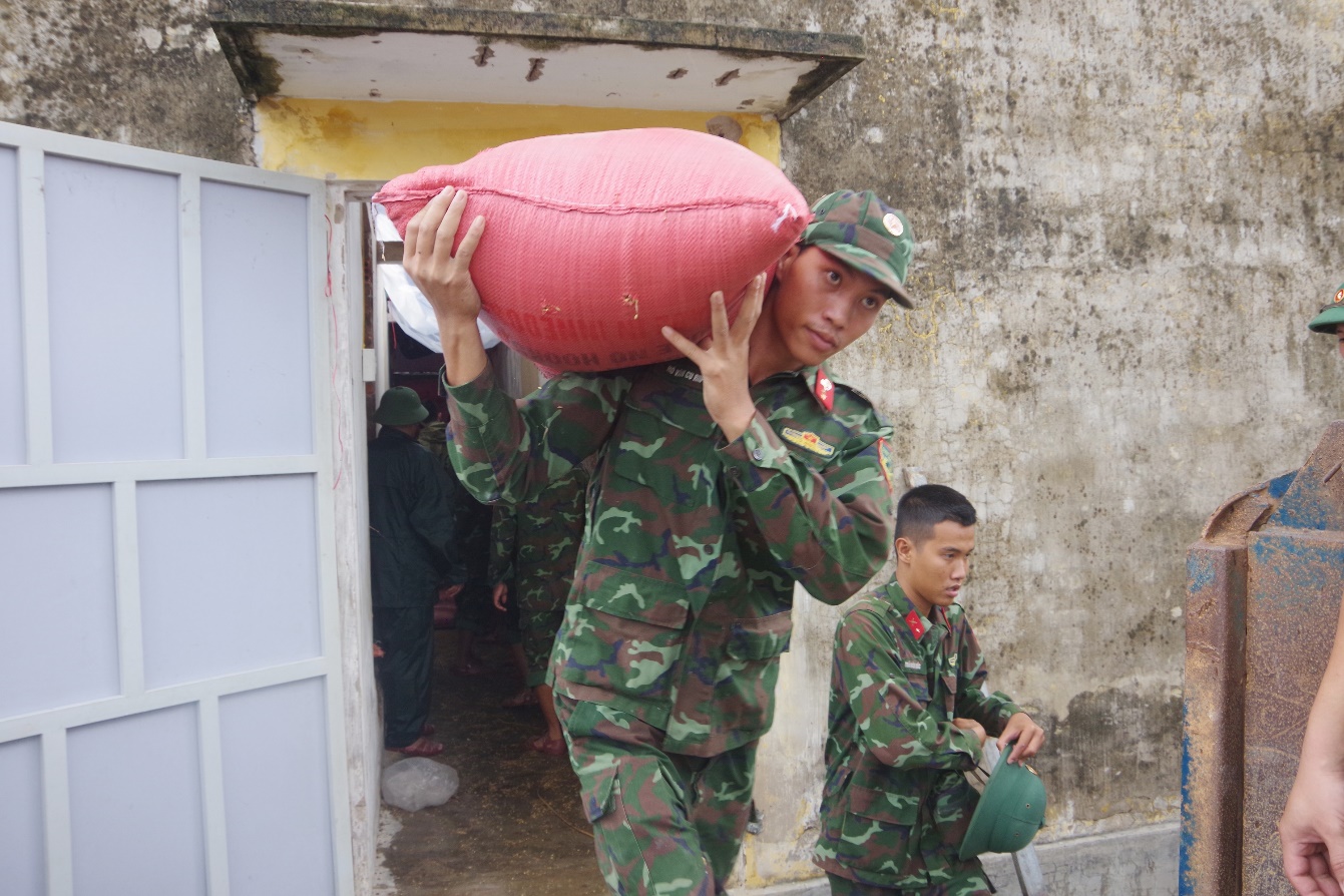 Hàng nghìn cán bộ, chiến sĩ lực lượng vũ trang giúp người dân khắc phục hậu quả của cơn bão số 4 - 8