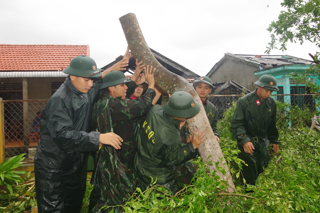 Hàng nghìn cán bộ, chiến sĩ lực lượng vũ trang giúp người dân khắc phục hậu quả của cơn bão số 4 - 9