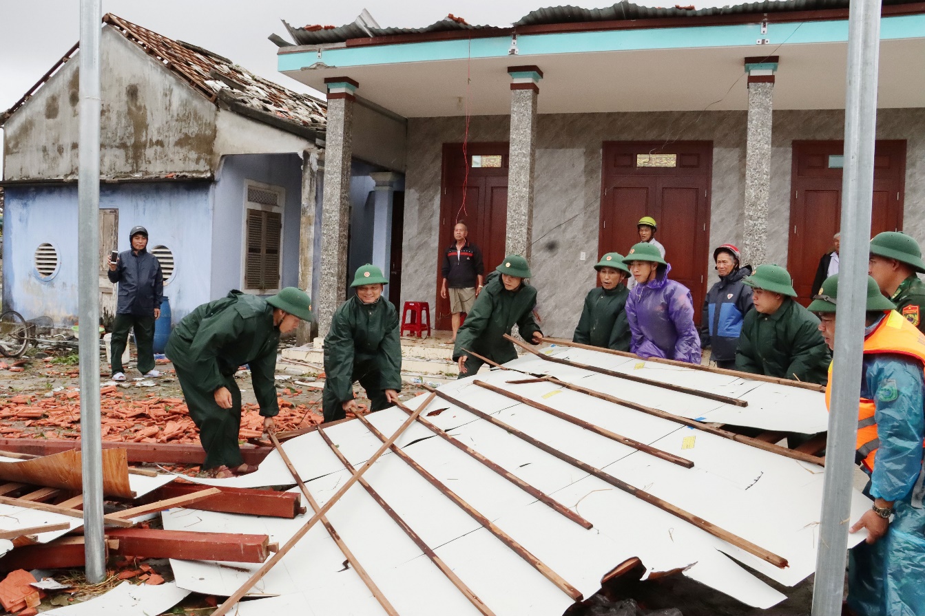 Hàng nghìn cán bộ, chiến sĩ lực lượng vũ trang giúp người dân khắc phục hậu quả của cơn bão số 4 - 5