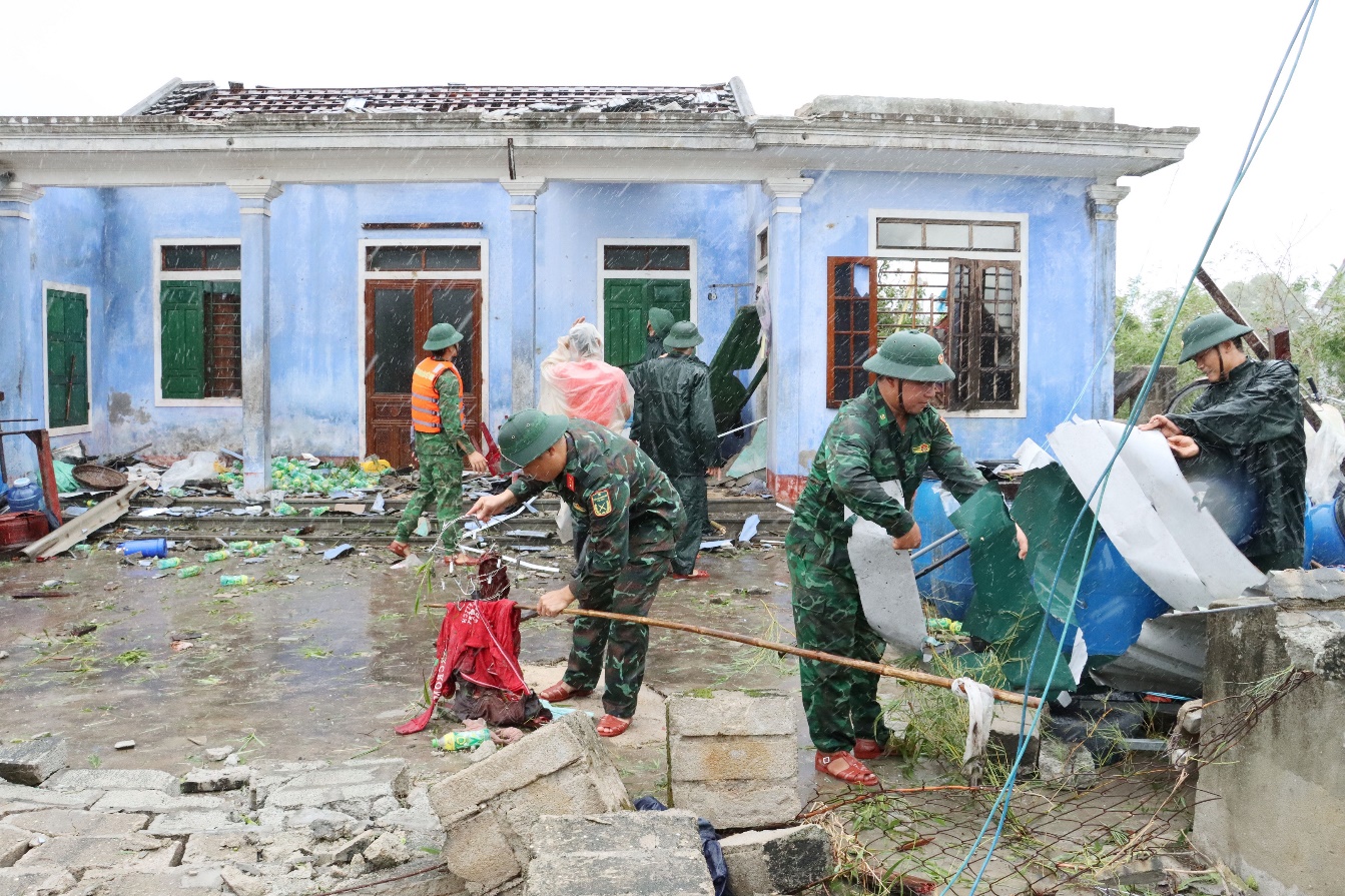 Hàng nghìn cán bộ, chiến sĩ lực lượng vũ trang giúp người dân khắc phục hậu quả của cơn bão số 4 - 6