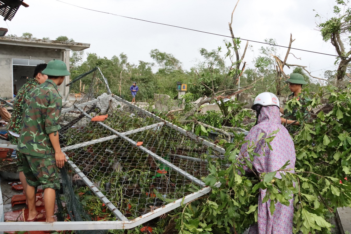 Hàng nghìn cán bộ, chiến sĩ lực lượng vũ trang giúp người dân khắc phục hậu quả của cơn bão số 4 - 4