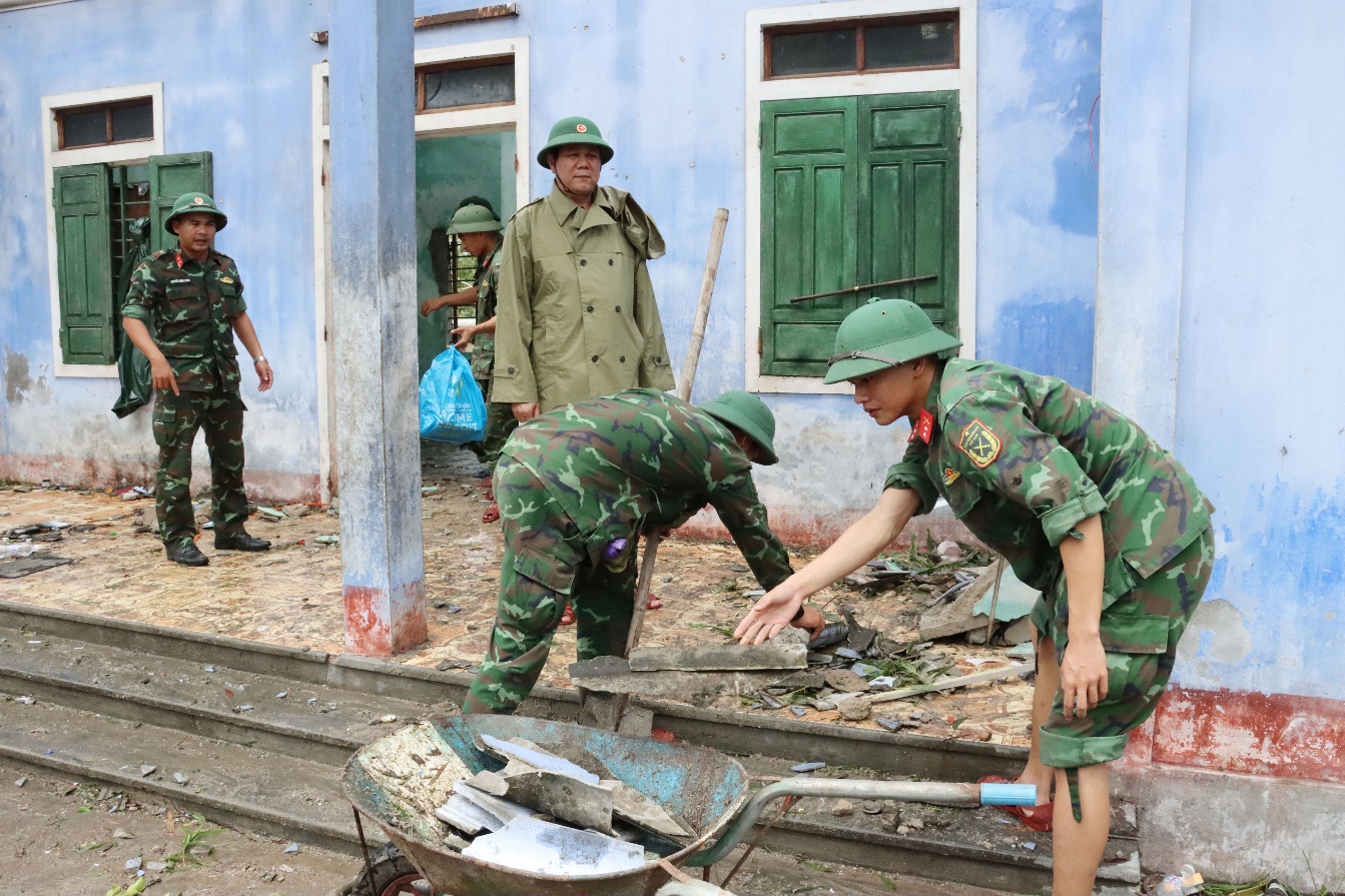 Hàng nghìn cán bộ, chiến sĩ lực lượng vũ trang giúp người dân khắc phục hậu quả của cơn bão số 4 - 1