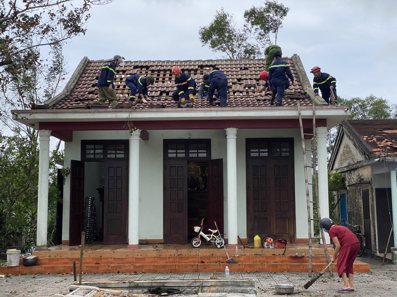 Hàng trăm nhà dân ở Thừa Thiên Huế bị tốc mái do bão số 4 - 1