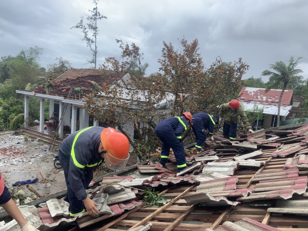 Hàng trăm nhà dân ở Thừa Thiên Huế bị tốc mái do bão số 4 - 3