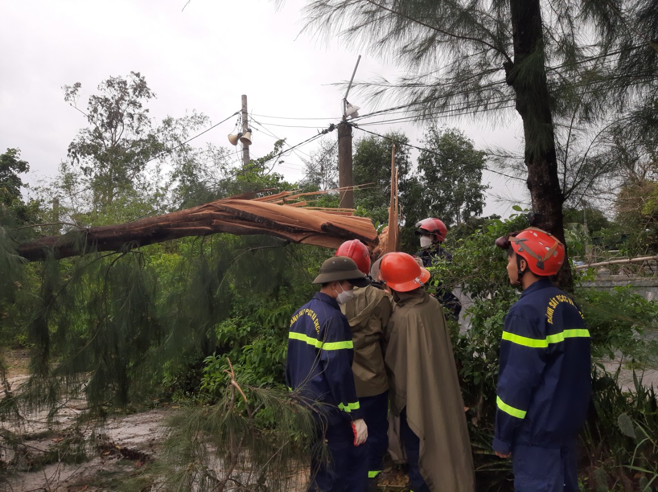 Hàng trăm nhà dân ở Thừa Thiên Huế bị tốc mái do bão số 4 - 4