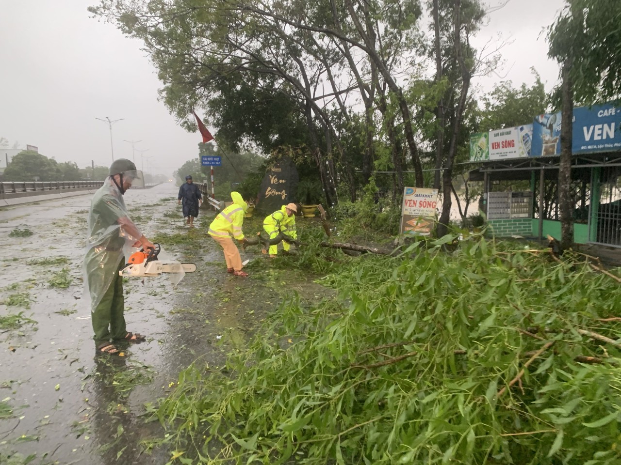 Hàng trăm nhà dân ở Thừa Thiên Huế bị tốc mái do bão số 4 - 5