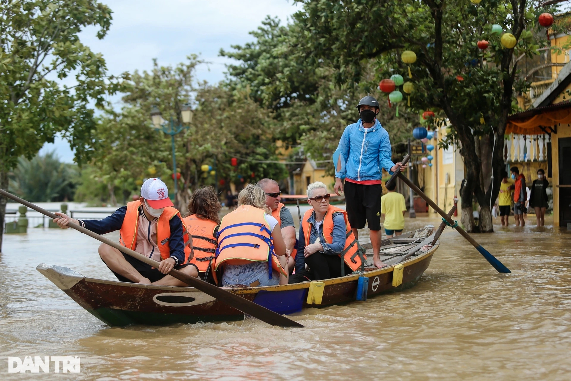 Khách nước ngoài giúp Hội An dọn dẹp hậu quả của bão Noru - 4