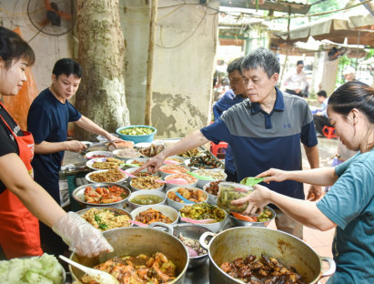 Ăn gì - Quán cơm &quot;bụi&quot; thực đơn gần 50 món, hơn 25 năm gắn bó với người Hà Nội