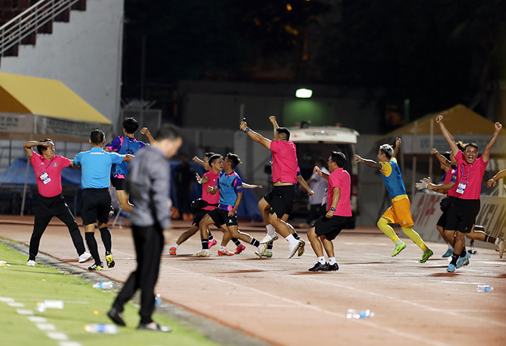 Dàn huyền thoại bóng đá Việt Nam đấu trí đầy cảm xúc ở "chung kết ngược" V-League - 8