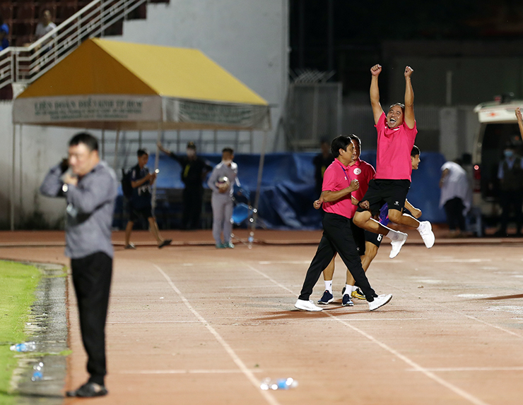 Dàn huyền thoại bóng đá Việt Nam đấu trí đầy cảm xúc ở "chung kết ngược" V-League - 9