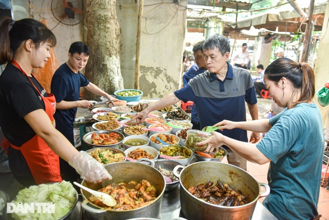 Quán cơm "bụi" thực đơn gần 50 món, hơn 25 năm gắn bó với người Hà Nội - 1