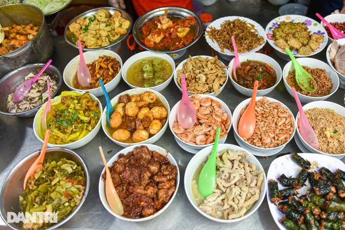 Quán cơm "bụi" thực đơn gần 50 món, hơn 25 năm gắn bó với người Hà Nội - 2
