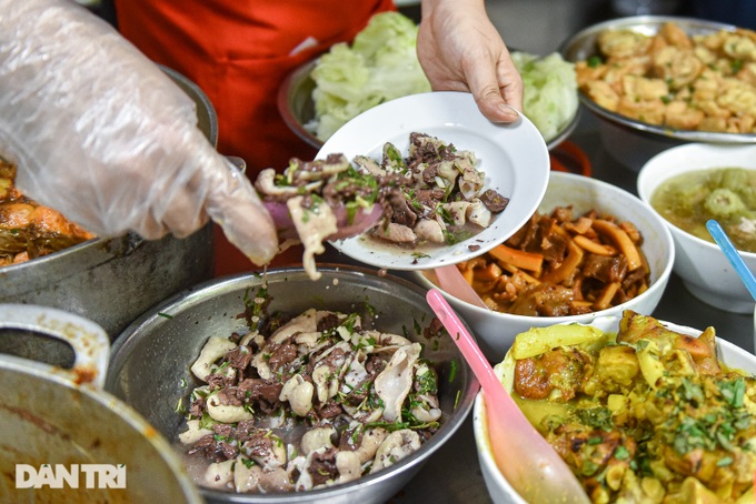 Quán cơm "bụi" thực đơn gần 50 món, hơn 25 năm gắn bó với người Hà Nội - 3
