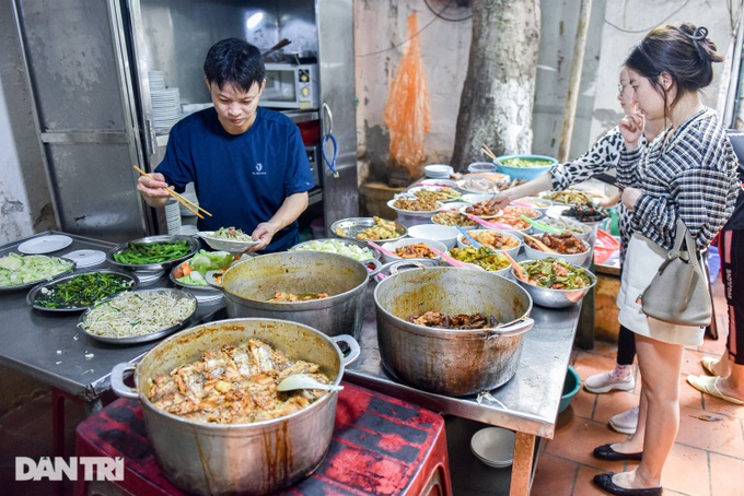 Quán cơm "bụi" thực đơn gần 50 món, hơn 25 năm gắn bó với người Hà Nội - 5