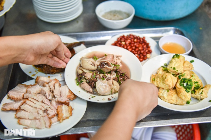 Quán cơm "bụi" thực đơn gần 50 món, hơn 25 năm gắn bó với người Hà Nội - 7