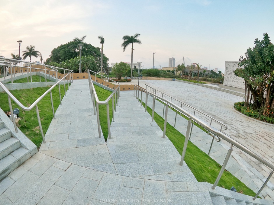 Thăm Đài tưởng niệm người có công giữa trung tâm Đà Nẵng - 5