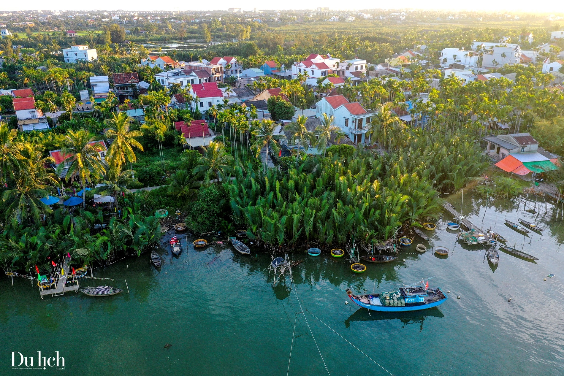 don binh minh ruc ro o cua dai hoi an - 10