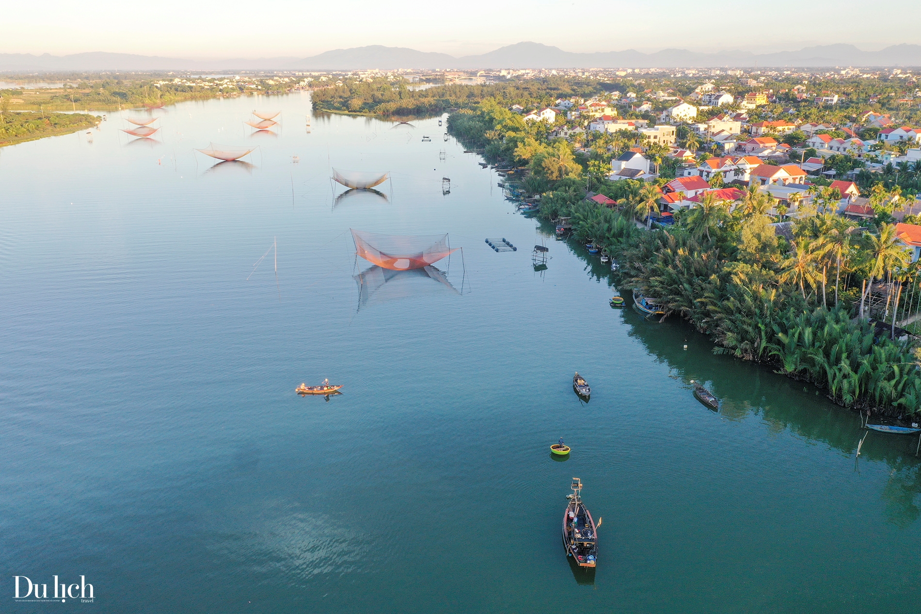 don binh minh ruc ro o cua dai hoi an - 12