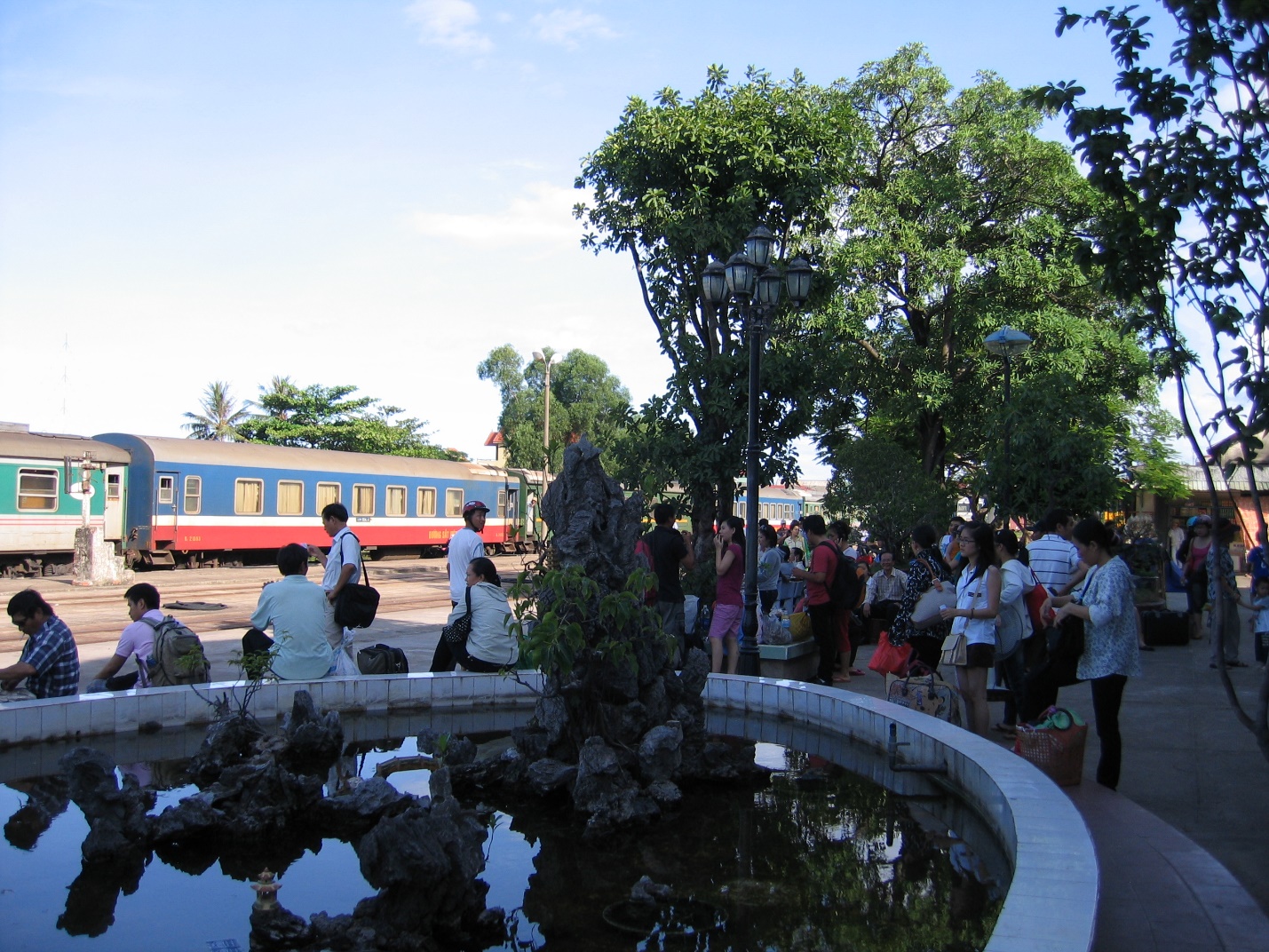 Du khách thăm nhà lưu niệm Đại tướng Võ Nguyên Giáp có thể đi tàu xuống ga Mỹ Trạch - 1