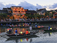 Chuyển động - Du khách đổ xô đến phố cổ Hội An, doanh thu tăng kỷ lục