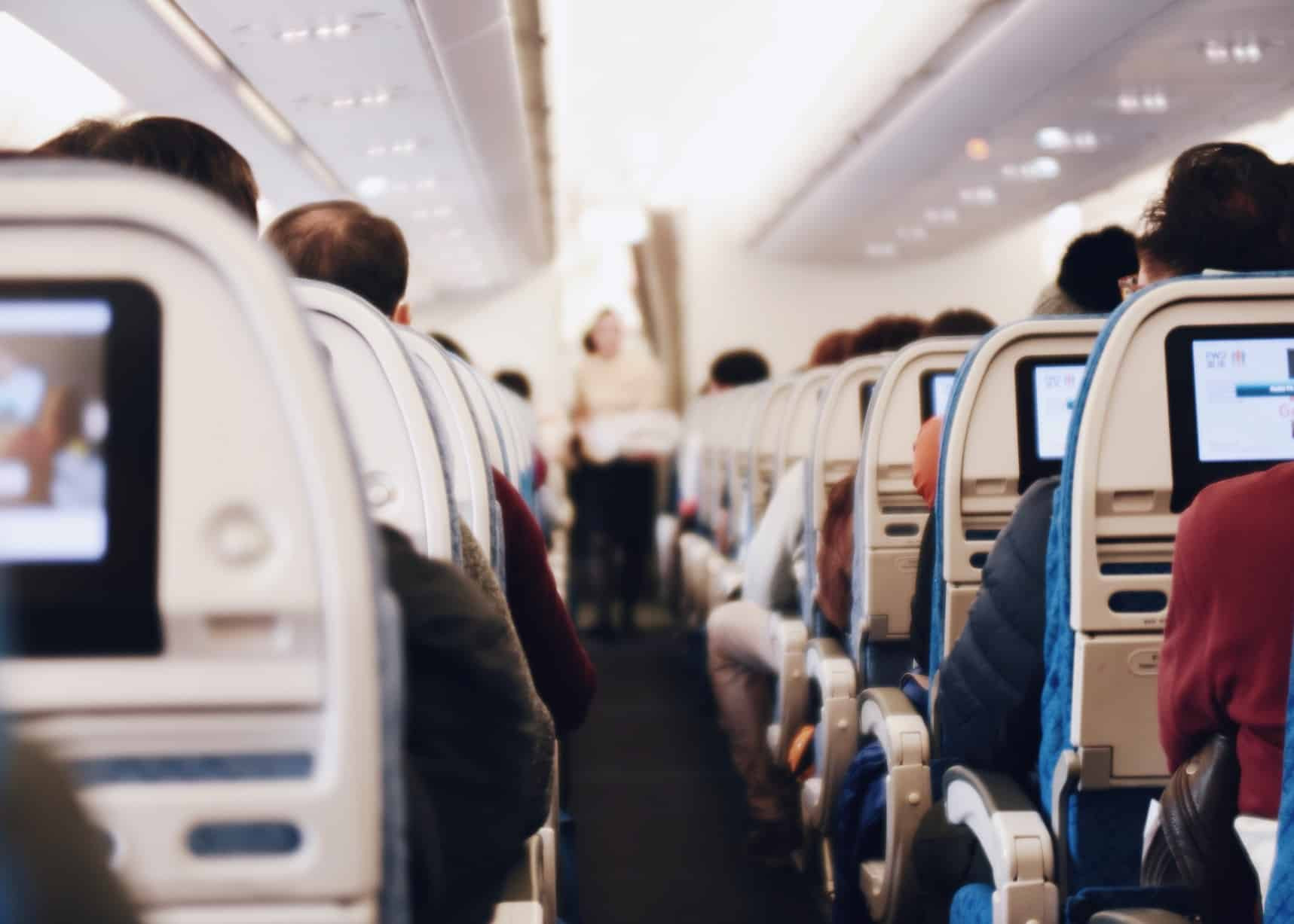 Vì sao phải dựng thẳng lưng ghế ngồi khi máy bay cất hay hạ cánh? - 1
