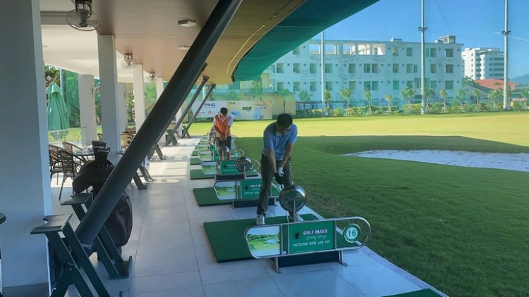 Sân tập golf 'mọc' trên đất quốc phòng - 2