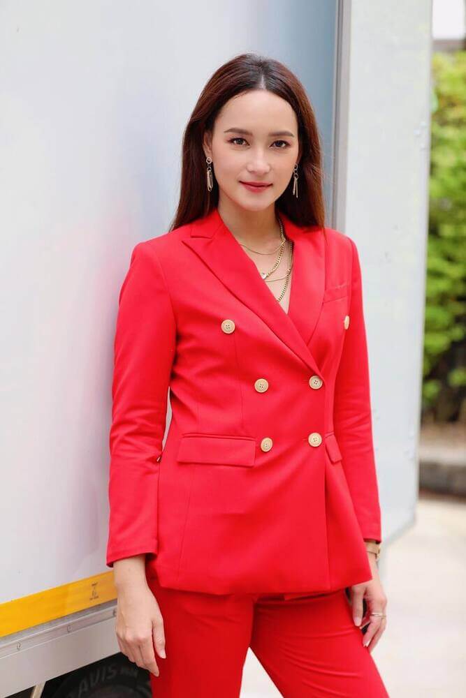Không phải Bee Namthip, Cris Horwang là super judge thứ 3 của The New Mentor - 3