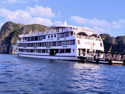 Chuyển động - Ba tàu du lịch 5 sao cho khách tắm chui trên vịnh Hạ Long