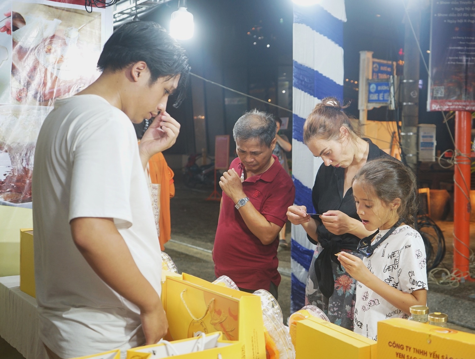 Du khách nước ngoài “check-in”, đi dạo tại Phố du lịch và chợ đêm An Thượng - 12