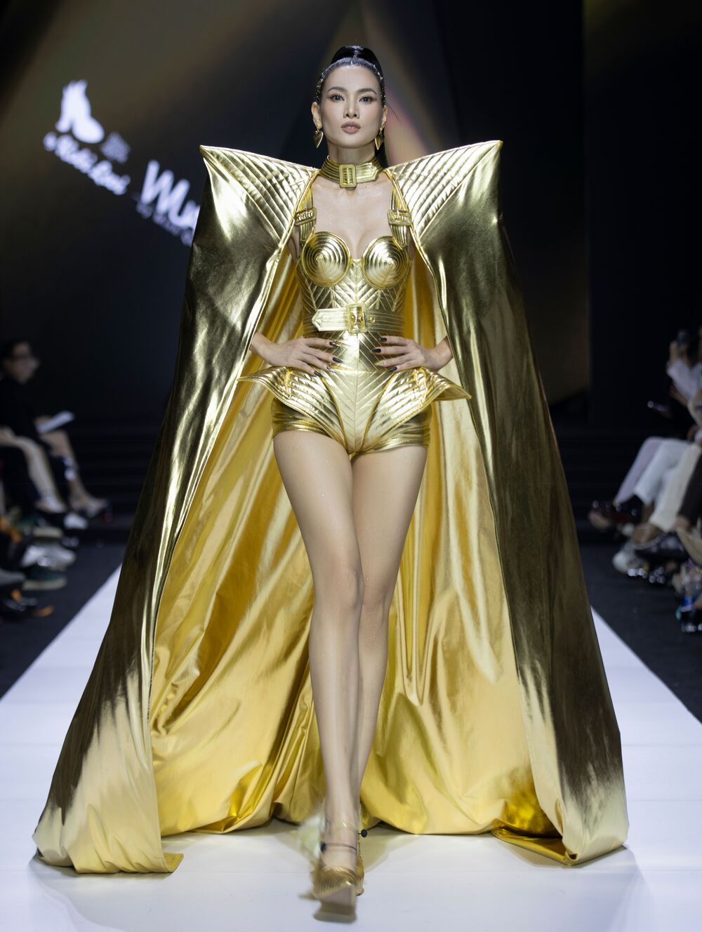 Siêu mẫu Bùi Quỳnh Hoa trổ tài catwalk lùi trên sàn diễn thời trang - 4