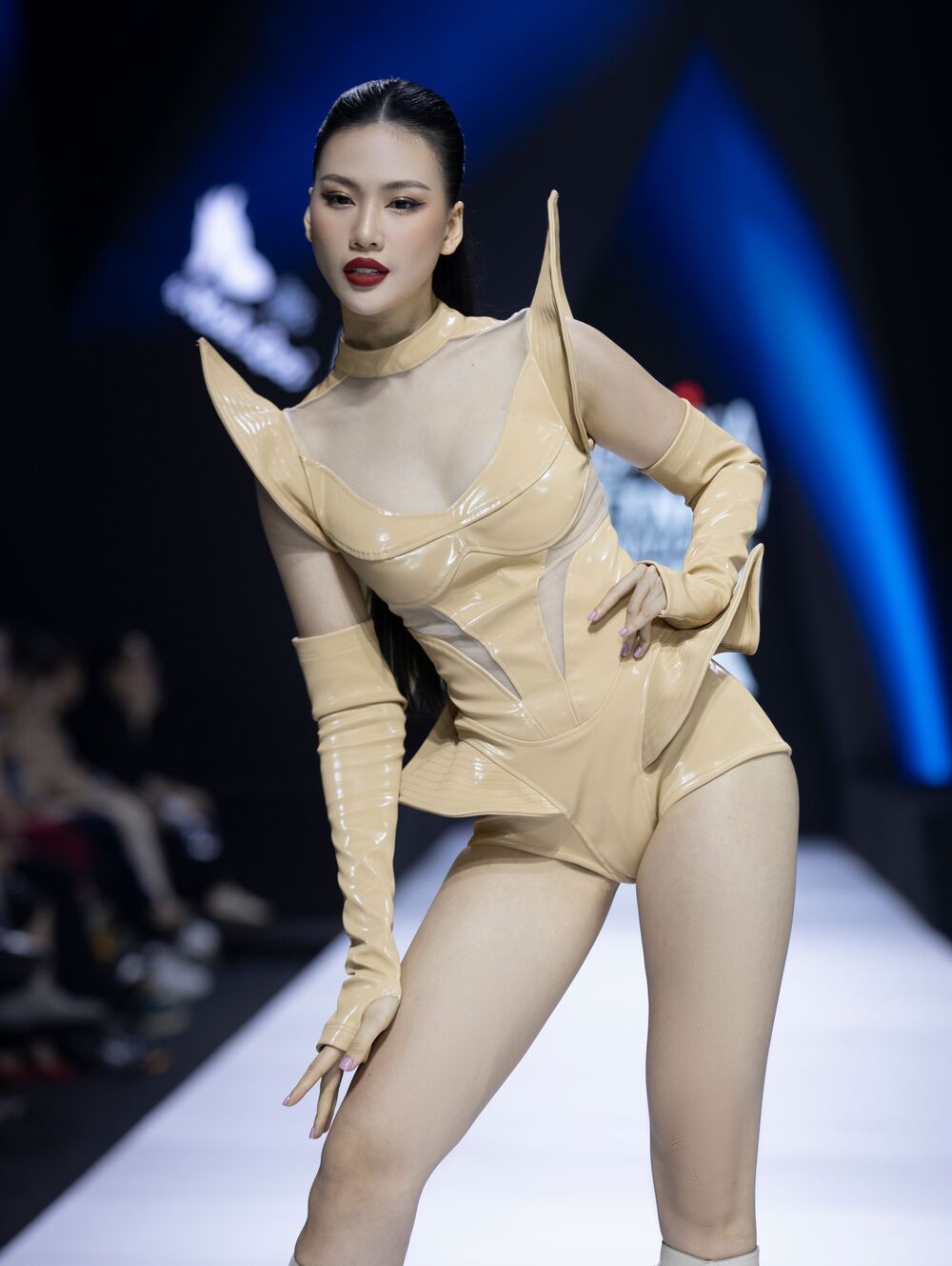 Siêu mẫu Bùi Quỳnh Hoa trổ tài catwalk lùi trên sàn diễn thời trang - 2