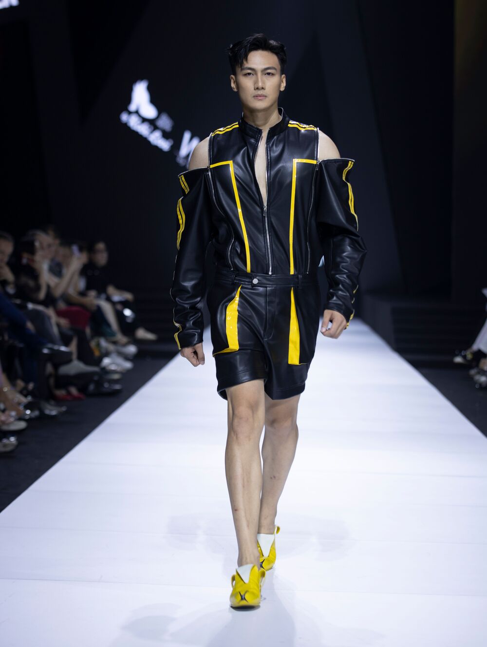Siêu mẫu Bùi Quỳnh Hoa trổ tài catwalk lùi trên sàn diễn thời trang - 5