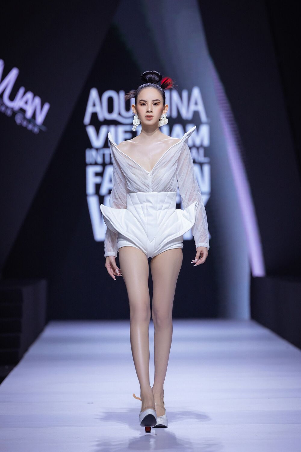 Siêu mẫu Bùi Quỳnh Hoa trổ tài catwalk lùi trên sàn diễn thời trang - 6